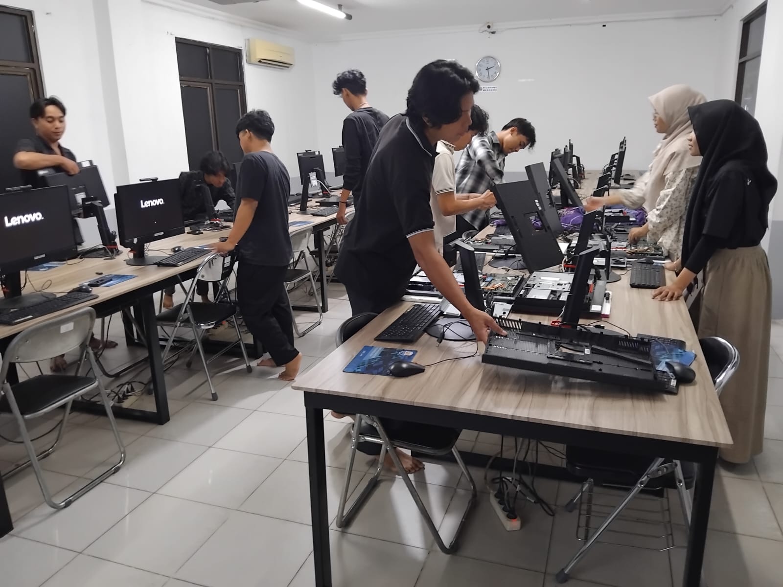 LPTIK Universitas Nurdin Hamzah Tingkatkan Performa Lab Komputer dengan Upgrade SSD